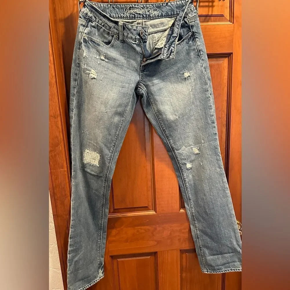 American Eagle 77 straight women’s jeans. Size 6 regular.  Length 33. Like new